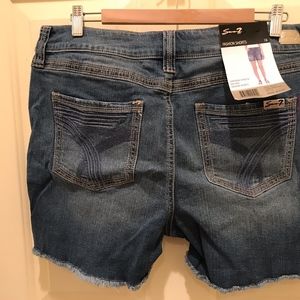 Seven7 Cameo blue distressed denim shorts sz 16